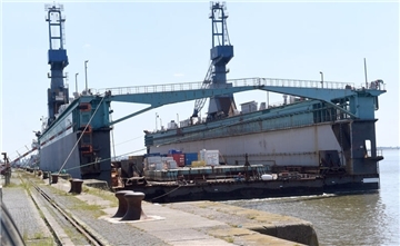 Dock V liegt an der Columbuskaje.