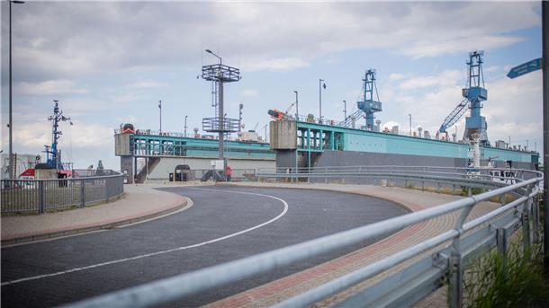 Überraschung: Schleppzug mit Dock V kehrt um - Kurs Columbuskaje Dock V und die Straßenansicht.