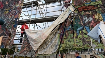 Documenta-Mitarbeiter bauen im Juni 2022 das umstrittene Großbanner „People’s Justice“ des indonesischen Künstlerkollektivs Taring Padi ab.