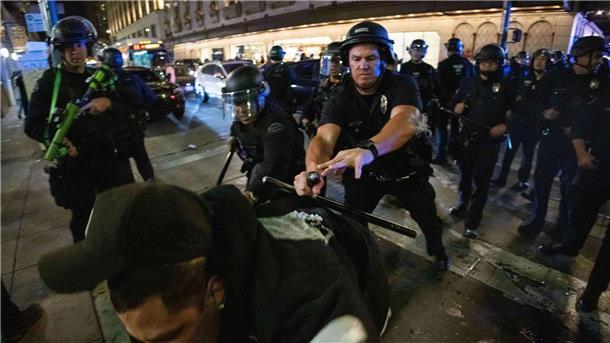 Krawalle in Los Angeles nach Final-Sieg der Dodgers Dodgers Fans und die Polizei in Los Angeles liefern sich Auseinandersetzungen.