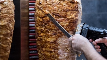 Döner gehört zu den beliebtesten Fastfood-Gerichten der Deutschen. Ein Bremerhavener Döner kommt in einem großen Ranking eines bekannten Youtubers nun unter die Top-3 deutschlandweit.