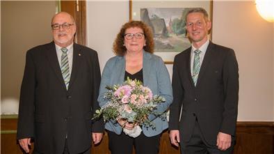 Dörte Patjens mit dem Ehrenamtsbeauftragten Heiko Wiehn (links) und dem Kreisvorsitzenden Thorsten Holz.