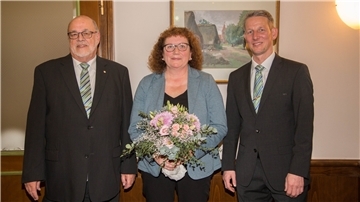 Dörte Patjens mit dem Ehrenamtsbeauftragten Heiko Wiehn (links) und dem Kreisvorsitzenden Thorsten Holz.