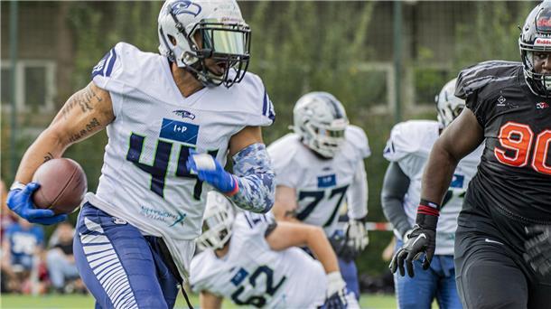 Dominic Davis (links) und die Seahawks freuen sich auf das Playoff-Heimspiel gegen die Lüneburg Razorbacks.