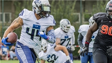 Dominic Davis (links) und die Seahawks freuen sich auf das Playoff-Heimspiel gegen die Lüneburg Razorbacks.