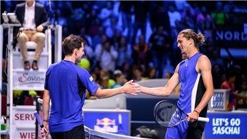 Dominic Thiem (l) und Alexander Zverev (r) sind Kumpels auf der Tennis-Tour.