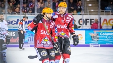 Dominik Uher (links) und Stanislav Dietz spielen auch in der kommenden Saison für die Fischtown Pinguins.