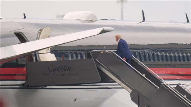 Donald Trump, ehemaliger Präsident der USA, geht an Bord seines Flugzeug am Newark Liberty International Airport.