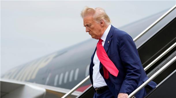 Anklage zu Wahlbetrug: Trump plädiert auf „nicht schuldig“ Donald Trump, ehemaliger Präsident der USA, kommt auf dem Ronald Reagan Washington National Airport an.