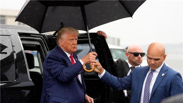 Kapitol-Attacke: Erste Anhörung nach Anklage gegen Trump Donald Trump ist der erste Ex-Präsident in der US-Geschichte, der sich wegen mutmaßlicher Straftaten vor Gericht verantworten muss.