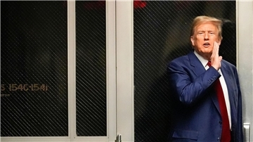 Donald Trump ist in dem Schweigegeld-Verfahren unter anderem wegen Fälschung von Geschäftsunterlagen angeklagt.