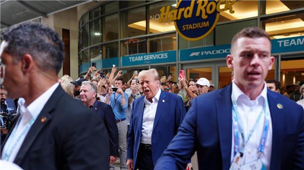 Donald Trump (M) hat es von seinem Anwesen in Florida nicht weit zur Strecke in Miami.