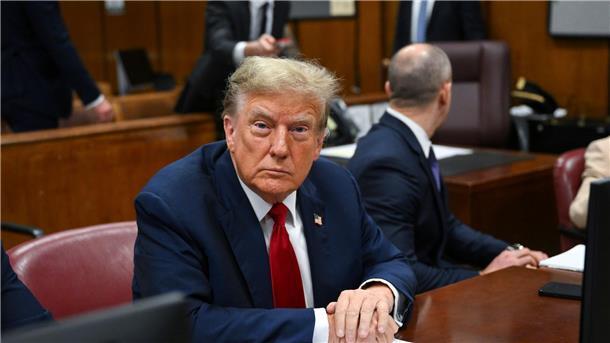 Erster Strafprozess gegen Trump gestartet Donald Trump nimmt am ersten Verhandlungstag im Strafgericht in Manhattan teil.