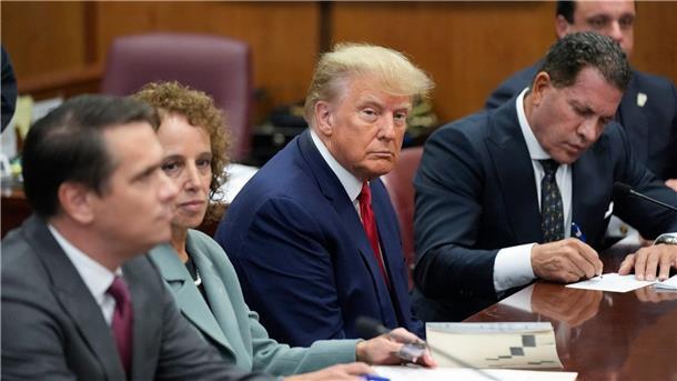 Donald Trump sitzt im Gerichtssaal in Erwartung der Anklageschrift.