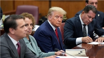 Donald Trump sitzt im Gerichtssaal in Erwartung der Anklageschrift.