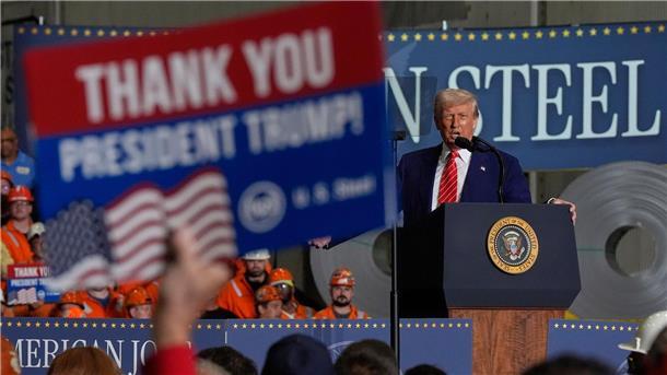 Stahlbranche reagiert beunruhigt auf neue Trump-Ankündigung Donald Trump spricht im Werk von U.S. Steel Mon Valley Works-Irvin in West Mifflin, Pennsylvania.