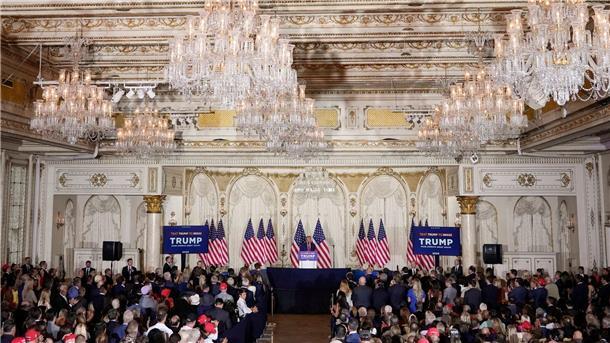 Donald Trump spricht in seinem Anwesen Mar-a-Lago.