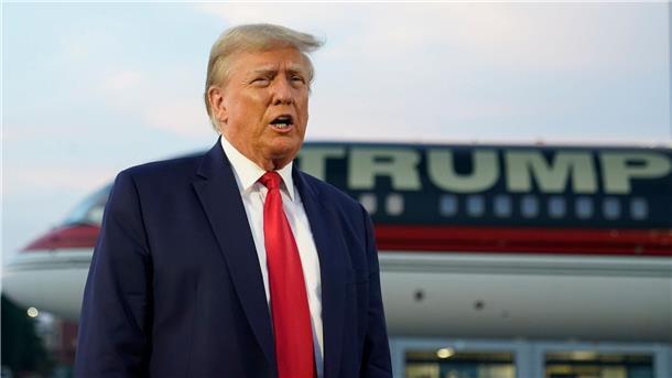 Atlanta: Behörden veröffentlichen Polizeifoto von Trump Donald Trump spricht mit Reportern vor dem Abflug vom Hartsfield-Jackson Atlanta International Airport.