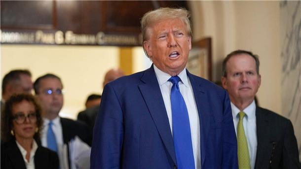 Nach verbalen Angriffen: Geldstrafe gegen Trump verhängt Donald Trump spricht während einer Pause seines Prozesses wegen Wirtschaftsbetrugs am New York Supreme Court.