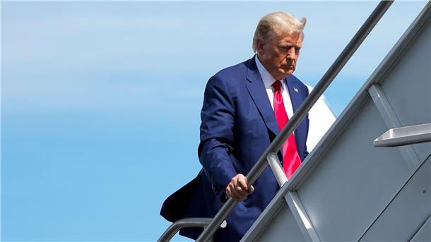 Donald Trump steigt nach dem Gerichtstermin am internationalen Flughafen von Miami in sein Privatflugzeug.
