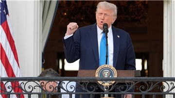Donald Trump verbietet Menschen aus zwölf Ländern die Einreise in die USA.