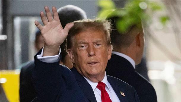 Erster Strafprozess gegen Trump gestartet Donald Trump verlässt den Trump Tower auf dem Weg zum Strafgericht in Manhattan.