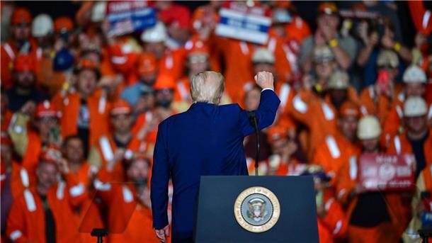 Donald Trump während seines Auftritts in einem Stahlwerk in West Mifflin in Pennsylvania.