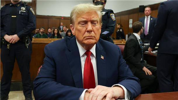 Zeuge bestätigt Deal zur Beseitigung negativer Berichte Donald Trump will im November erneut zum Präsidenten gewählt werden. Doch derzeit sitzt er bei seinem eigenen Strafprozess im Zusammenhang mit Schweigegeldzahlungen an einen Pornostar.