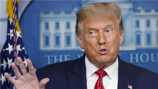 Donald Trumps Name steht auf den Schecks.