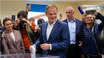Donald Tusk (M), Oppositionsführer von Polen, bei der Stimmabgabe für die Parlamentswahl.
