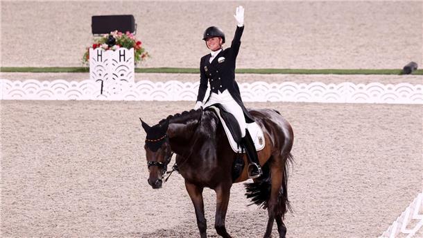 Doppel-Olympiasiegerin Jessica von Bredow-Werndl reitet unter erschwerten Bedingungen in Paris um Gold.