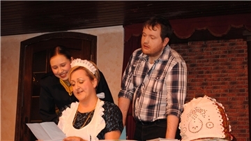 Dor hett doch waahraftig noch een zweete Person schreeven, wundern sich Postbotin (Bea Hancken), Auguste (Daniela Knippenberg) und Johann (Sönke Lusch). De Manslüüd staaht in de Slang, um Hildegard to sehn in der Komödie „Hochtied to drütt“ der Speeldeel Langendammsmoor.