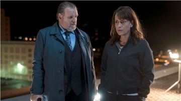 Doreen Brasch (Claudia Michelsen) und Uwe Lemp (Felix Vörtler) schauen sich auf dem Dach um und tauschen erste Ideen aus.