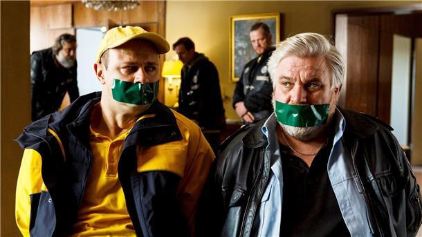 Ärger mit Rockern im TV-Krimi „Harter Brocken“ Dorfsheriff Koops (Aljoscha Stadelmann, r) und Postbote Heiner (Moritz Führmann) in einer brenzlichen Situation.
