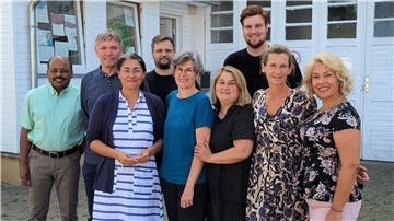 Doris Ammermann (Mitte), Vorsitzende des Vereins Refugium und Projektkoordinatorin und ihr Team freuten sich über den Besuch des grünen Landesvorsitzenden, Landtagsabgeordneten und Wahlkreiskandidaten Hanso Janßen (2. von links) und der Parlamentarische Geschäftsführerin der Grünen-Bundestagsfraktion Filiz Polat (3. von links).
