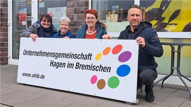 Doris Walleit (v.l.), Rita Hogrewe, Petra Klipp und Stefan Wesenberg von der Unternehmergemeinschaft freuen sich auf den Staudenmarkt am Sonntag, an dem auch die Geschäfte geöffnet haben. 