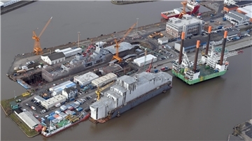 Werftgelände mit Schiff im Dock