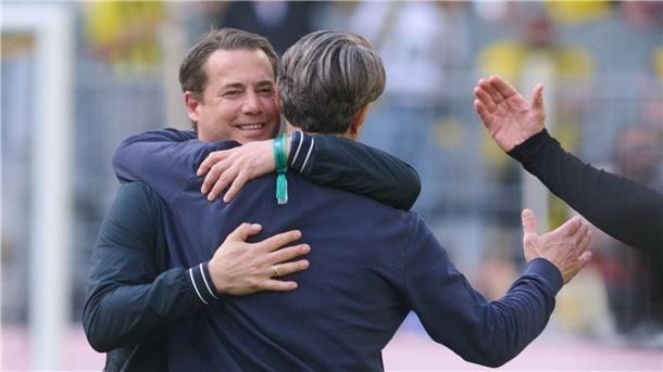 Dortmunds Geschäftsführer Sport Lars Ricken (l) gratuliert Trainer Niko Kovac zum Erreichen der Champions League.