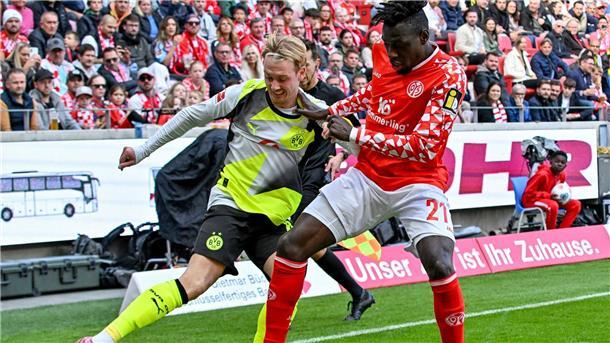 Auch ohne Guirassy: BVB bleibt erster Bayern-Verfolger Dortmunds Julian Brandt (l) legte beide Treffer in der ersten Hälfte auf.