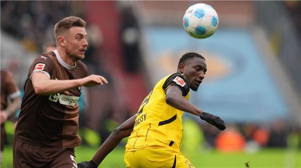 Dortmunds Torjäger Serhou Guirassy (r) legte wieder die Grundlage zum Sieg.