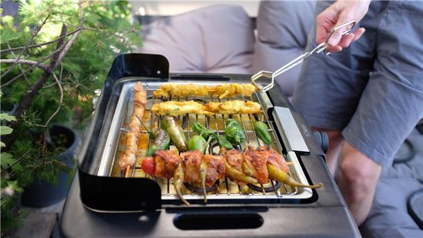 Grill mit Gemüse und Fleisch. 