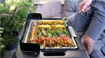 Grill mit Gemüse und Fleisch. 