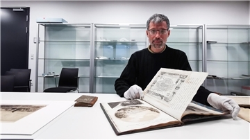 Dr. Alexander Reis zeigt das Reisealbum von Georg Papendiek