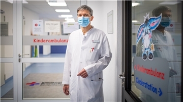 Dr. Axel Renneberg ist Chefarzt der Klinik für Kinder- und Jugendmedizin in Bremerhaven. Die befindet sich seit einem Jahr am Klinikum Reinkenheide.