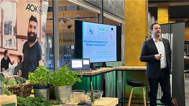 Dr. Christian Sturm von den NDR Bewegungs-Docs bei seinem Vortrag beim AOK-Gesundheitstag.
