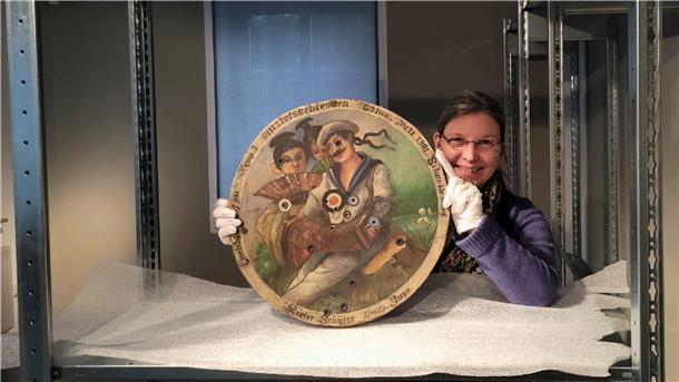 Dr. Christine Keitsch zeigt eines der Objekte für die Sonderausstellung „Menschen, Schiffe, Tüdelkram?“. Die Schießscheibe kam in China zum Einsatz.