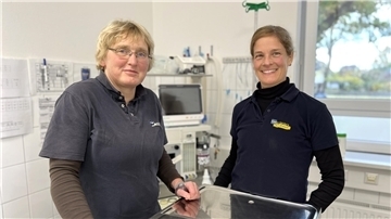 Dr. Claudia Kellers und Dr. Andrea tom Wörden stehen in einem Kleintier-OP ihrer Praxis in Schiffdorf.