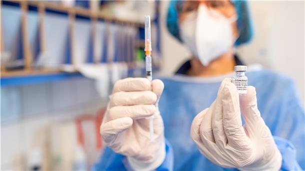 Dr. Corinna Foerster aus Bokel zieht die Spritzen auf. Sie ist eine von rund 125 Hausärzten im Landkreis Cuxhaven, die dem Coronavirus mit Impfungen den Kampf ansagen.