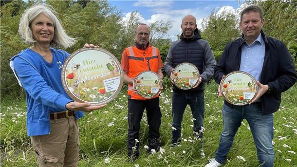 Eine Frau und vier Männer in Butjadingen. Der NABU und die Gemeinde machen gemeinsame Sachen für mehr Artenvielfalt.  