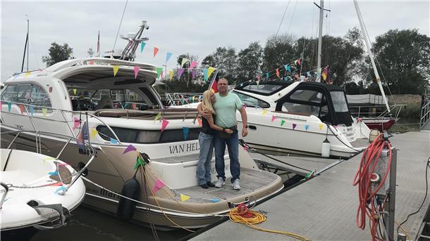 Dr. Gerrit Günther (47) und seine Frau Dr. Inka Günther (45) haben am Abend des 27. Juni 2021 drei gekenterte, erschöpft im Wasser treibende Rudernde aus der Weser gerettet und an Bord ihrer Motoryacht "Van Helsing" gezogen.